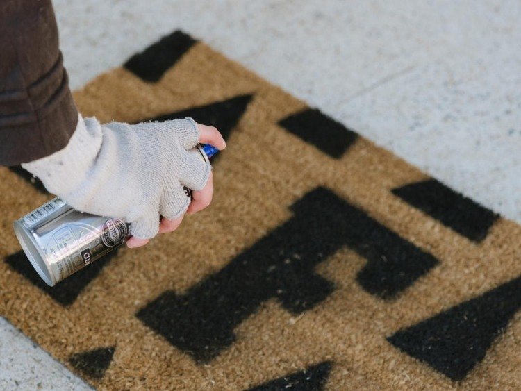 höst-dekoration-idéer-dörrmatta-anpassa-motiv-bokstav-spray-svart-diy