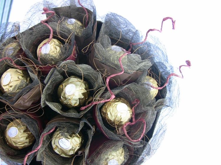 höst-dekoration-idéer-bukett-praliner-brun-tinker-guld-väska-tulpan