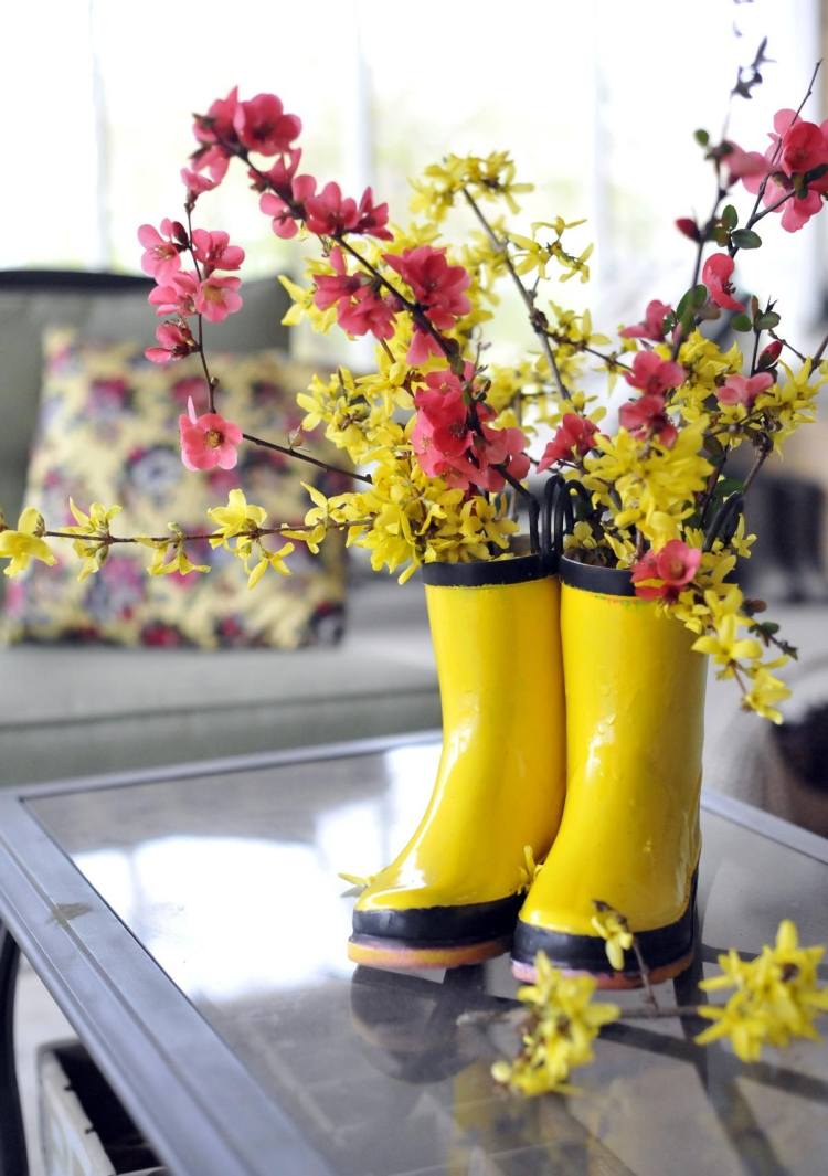 höst-dekoration-idéer-gummistövlar-vas-gula-blommor-gul-glad-idé