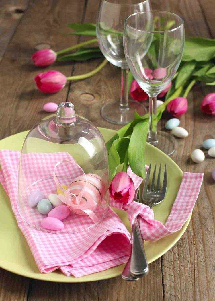 påsk deco tallrik-grön-servett-rosa-rutiga tulpaner