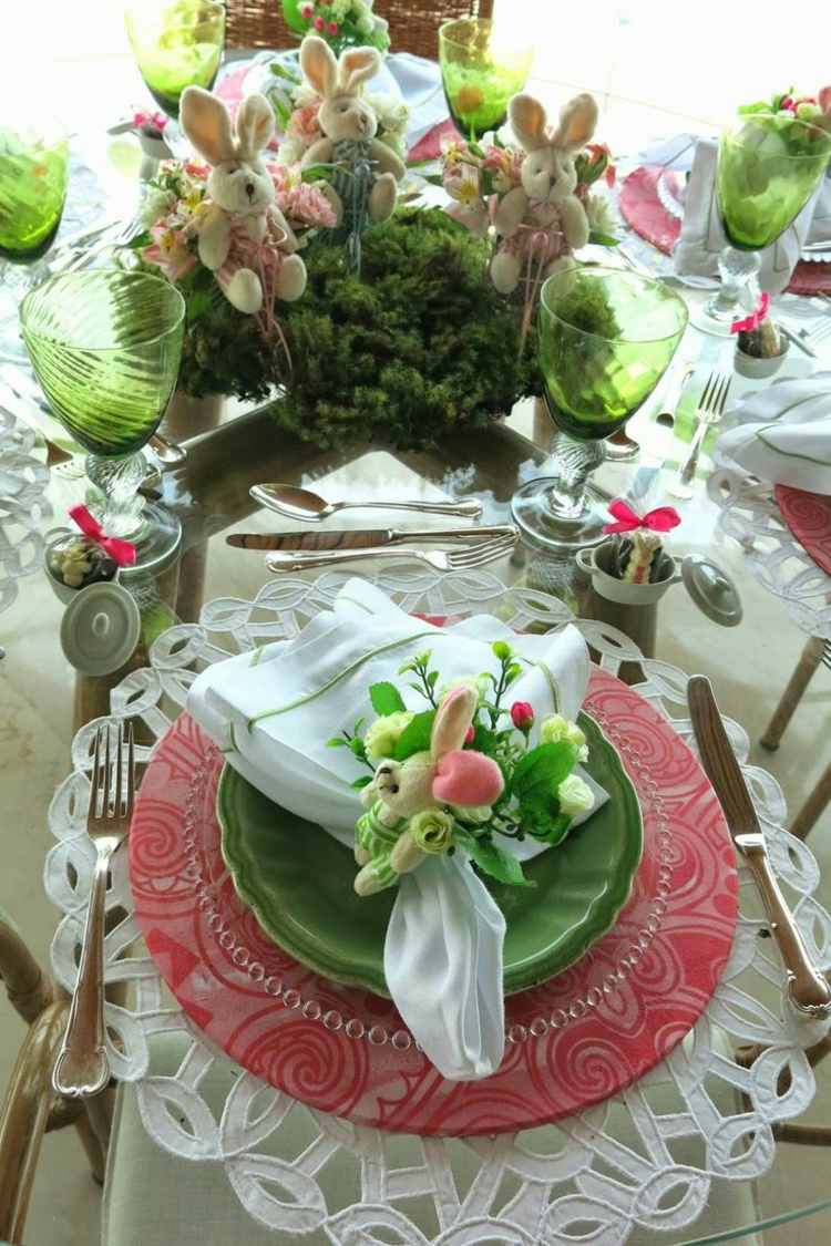 Påsk dekoration bord dekoration-idé-tallrik-rosa-gröna-glasögon-servett-ring-blommor