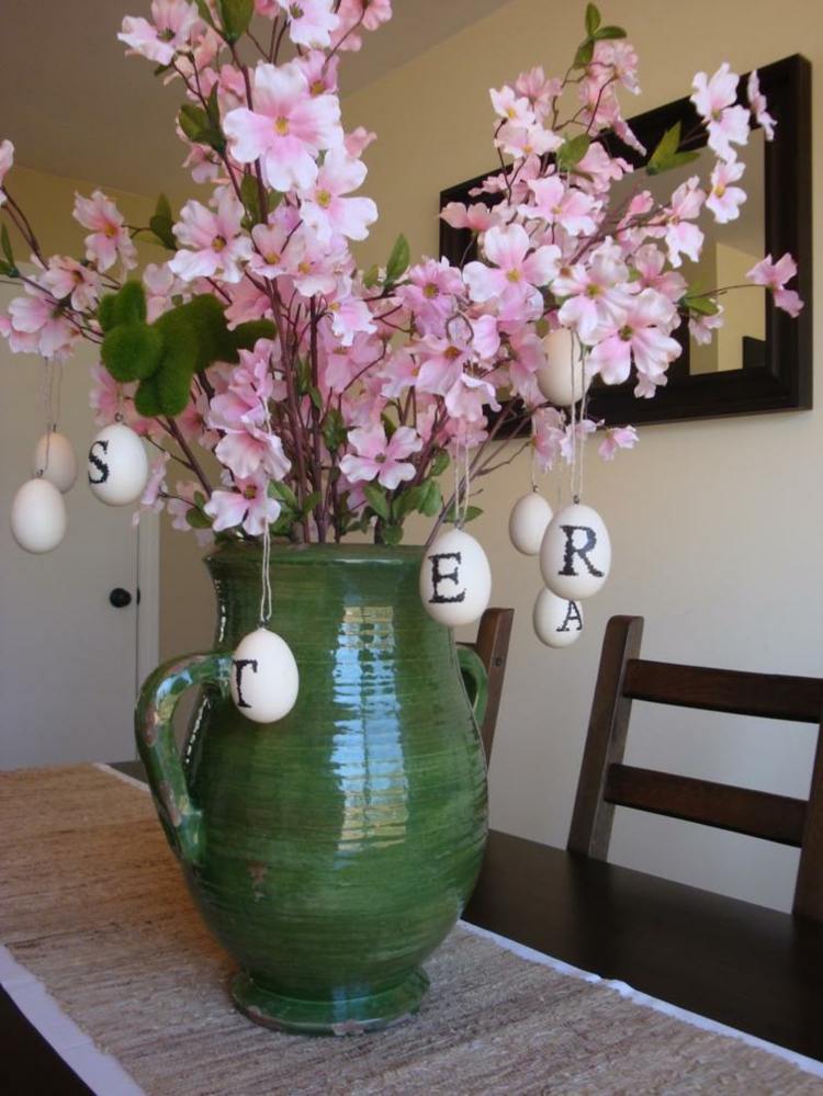 Påsk-dekoration-påsk-bukett-idé-rosa-blommor-kvistar-grön-vas-påskägg