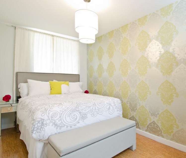 kreativa-idéer-små-rum-sovrum-tapeter-gul-grå-barock