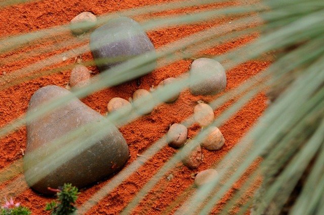 Sand i trädgårdsdesign använder blomsterrabatter sten idé