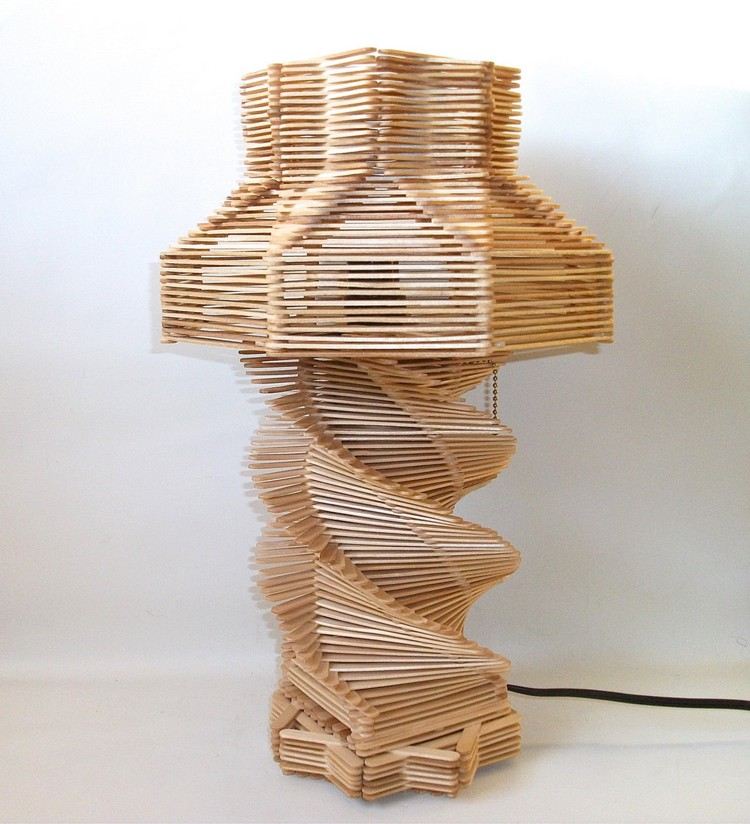 Lampa gjord av popsicle sticks spiral-kreativ-diy-idé