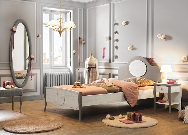 Klassiska-möbler-flickor-rum-oval-vägg-spegel-elegant-design-grå