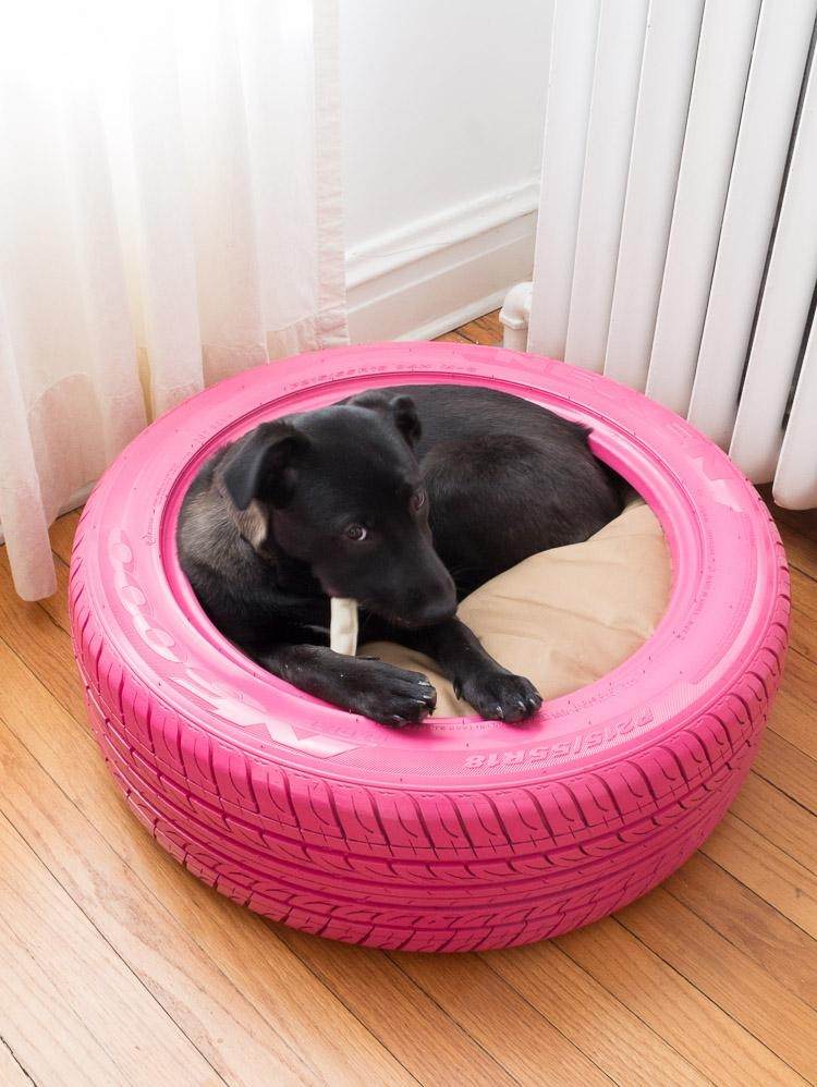 Bygg kreativa möbler själv-däck-hund-säng-rosa-rolig-DIY-upcycling