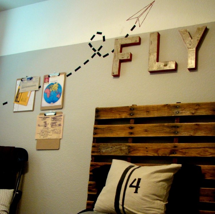 kreativa-möbler-sänggavel-trä-brädor-modern-fly-idé-diy