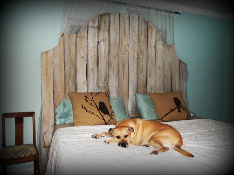 kreativa-möbler-sänggavel-trä-brädor-hund-sänglinne-kuddar-turkos