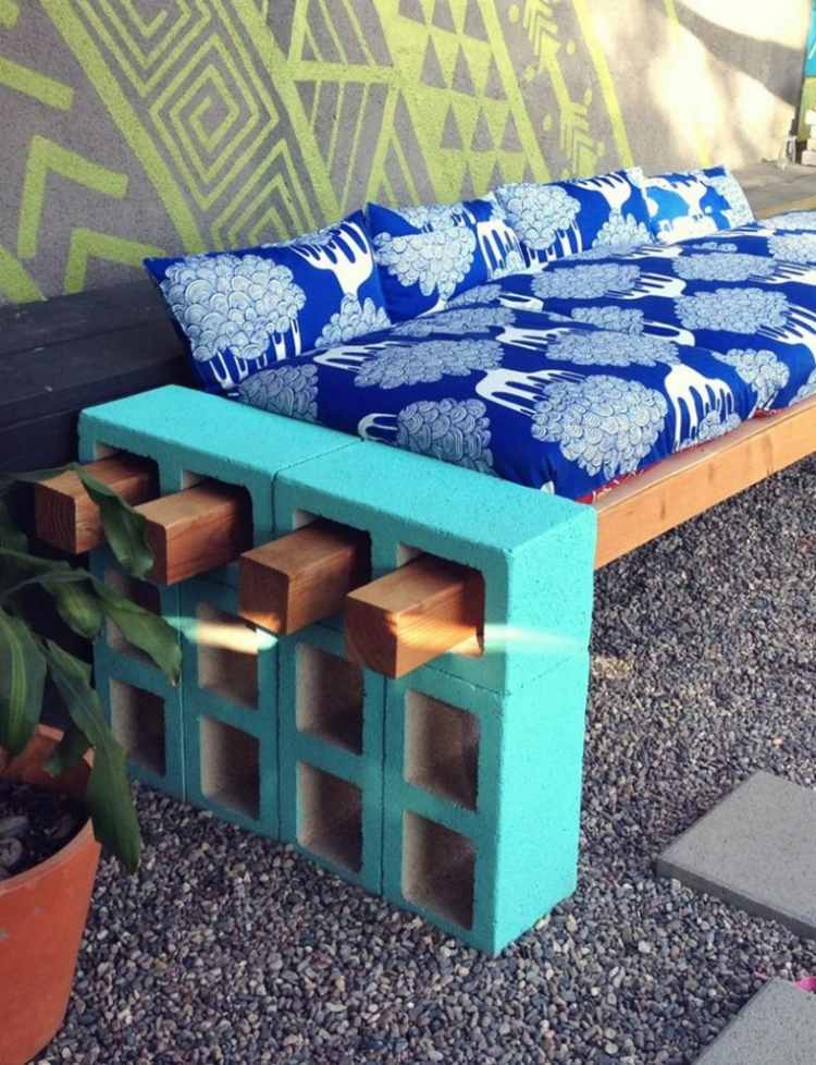 kreativa-möbler-bänk-trä-brädor-tegel-trädgård-diy