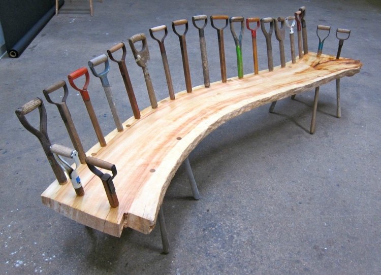 kreativa-möbler-bänk-trä-spade-handtag-intressanta-DIY-idéer