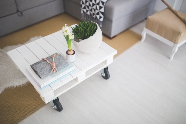 kreativa-möbler-bygg-själv-idéer-euro-pall-vit-soffbord-hjul-moderna