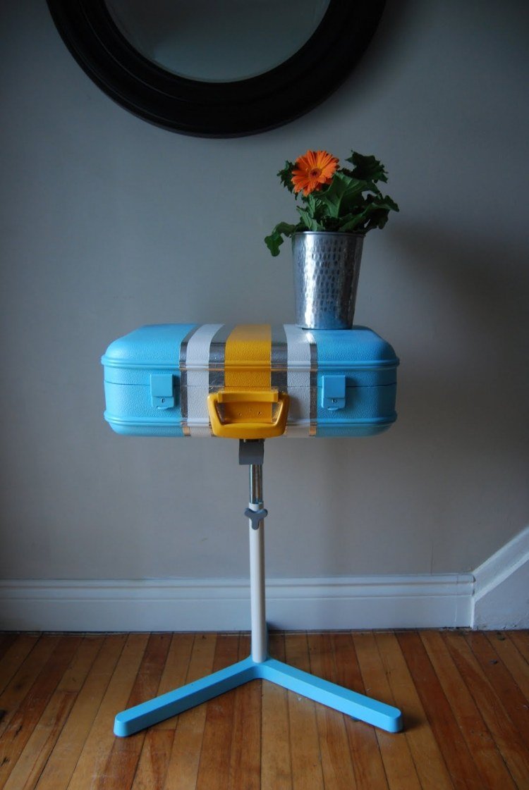 kreativa-möbler-bygg-själv-idéer-resväska-vintage-blå-blomma-vas-bord