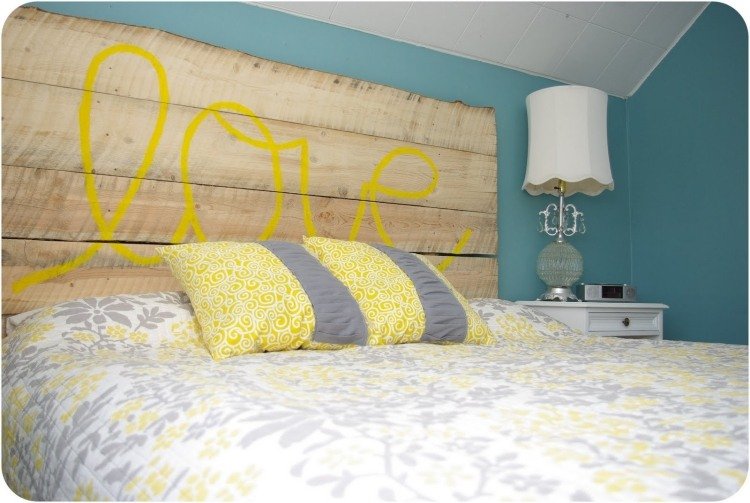 Bygg kreativa möbler själv -huvud-säng-sovrum-trä-brädor-kärlek-font-diy