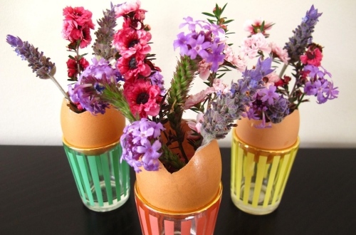 idéer för påskdekoration för vas från äggskal färgglada