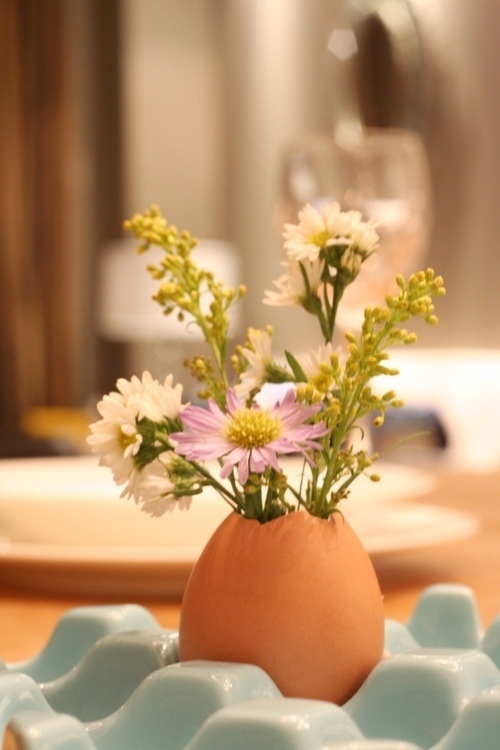 idéer för påskdekoration för vas gjord av gult äggskal