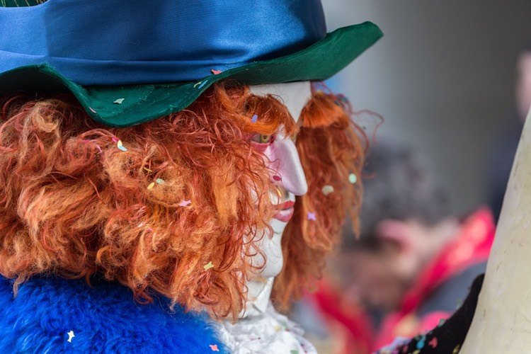 karneval-kostym-karneval-man-peruk-orange-hattare-kontaktlinser