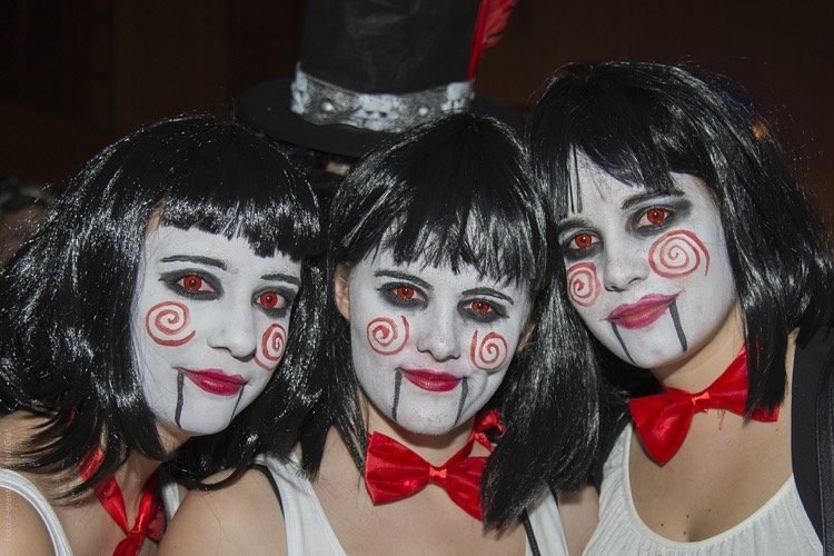 karneval-kostym-karneval-grupp-vänner-docka-ansikte-smink-röda-kontaktlinser