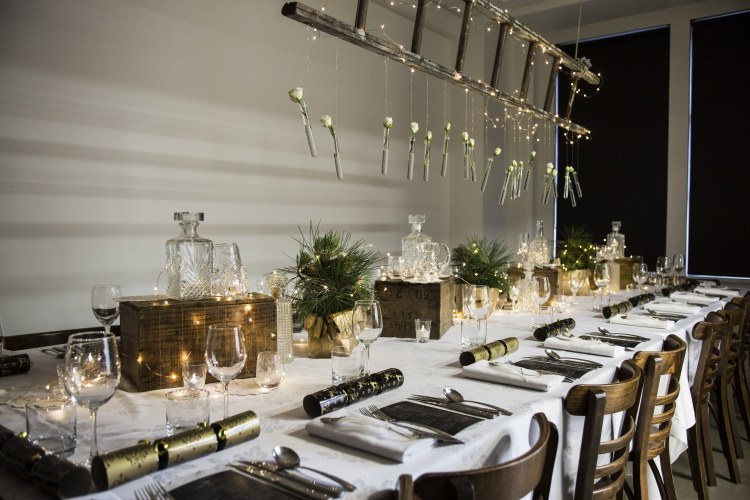 bordsdekoration-jul-gör-det-själv-fantastisk-industriell-stil-snygga-lampor-vit-duk