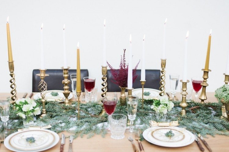 bordsdekoration-jul-gör-det-själv-naturmaterial-grangrenar-vackra-unika-fantastiska-ljusstake-guldpläterade