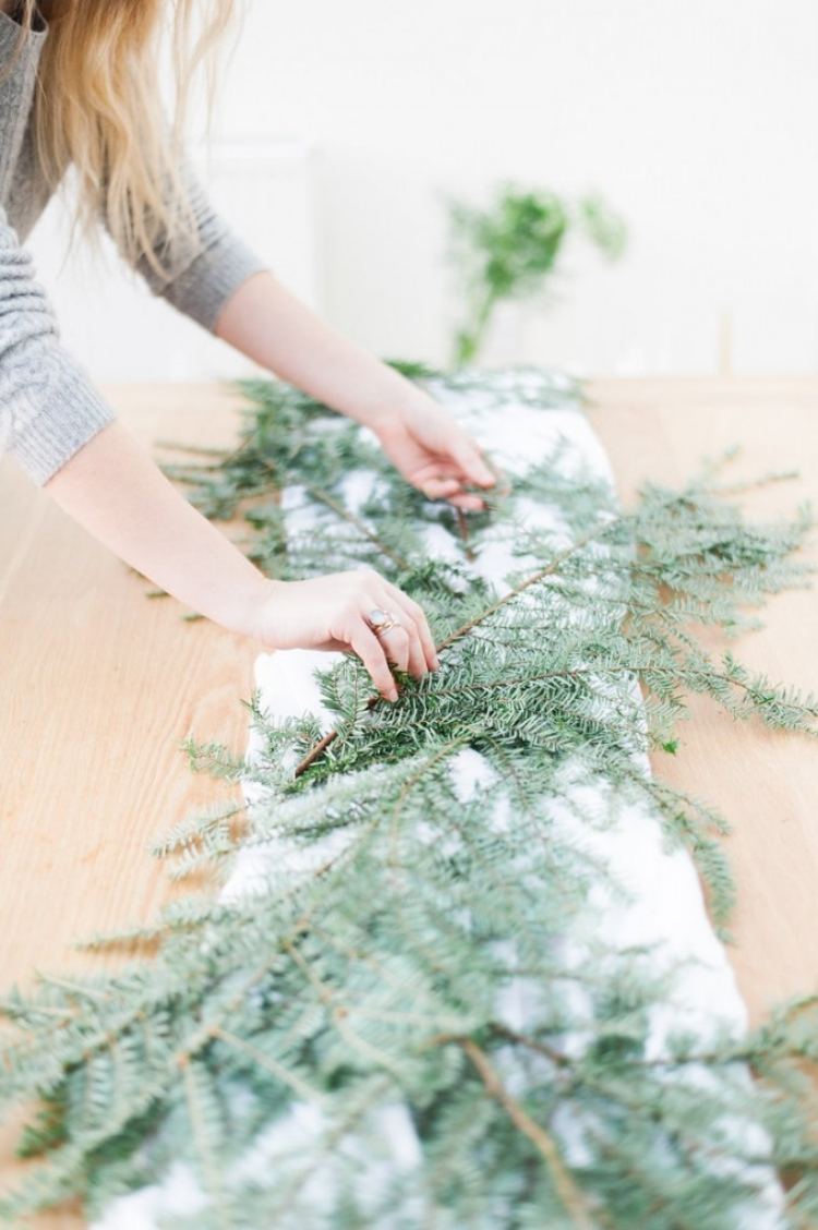bordsdekoration-jul-gör-det-själv-naturmaterial-gran-grenar-klipp ut-hugga-dekorera
