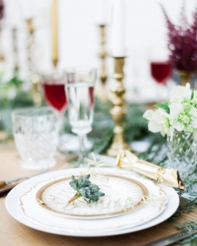 bordsdekoration-jul-gör-det-själv-naturmaterial-gran-grenar-kottar-färsktallrik-guld-ljusstakar