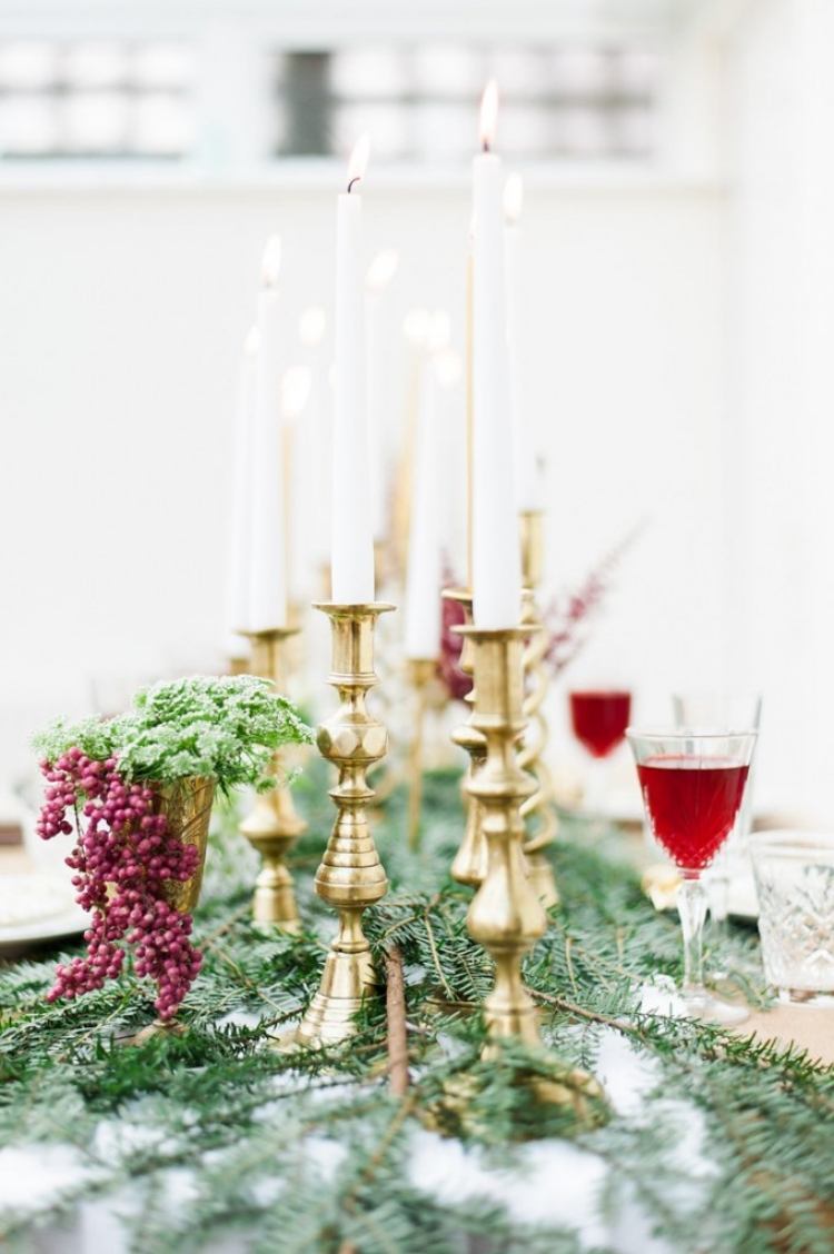 bordsdekoration-jul-gör-det-själv-naturmaterial-gran-grenar-ljusstake-guldpläterade-röda-vinglas-vackra