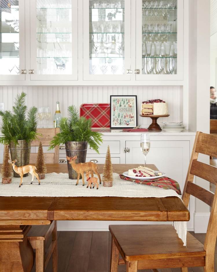 bordsdekoration-jul-gör-det-själv-trä-bord-traditionell-bordslöpare-country-stil-metall koppar-gran grenar