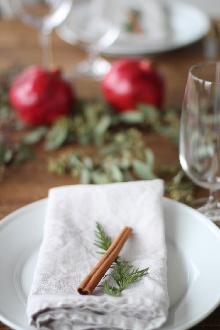 bordsdekoration-jul-gör-det-själv-naturmaterial-duk-servett-kanel-pinne-vacker
