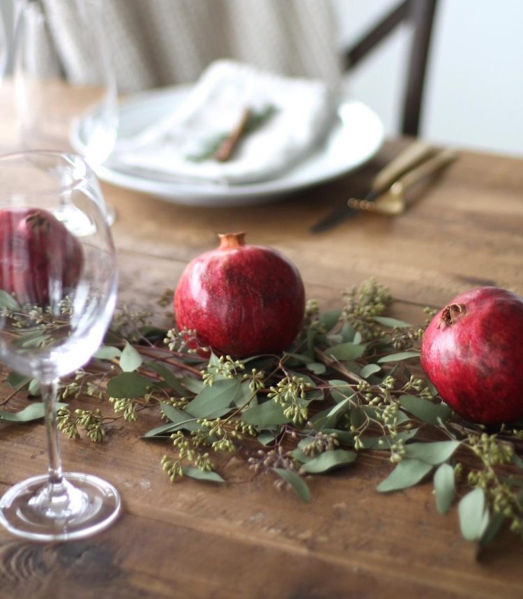 bordsdekoration-jul-gör-det-själv-naturmaterial-granatäpple-trä-bord-grovoljad