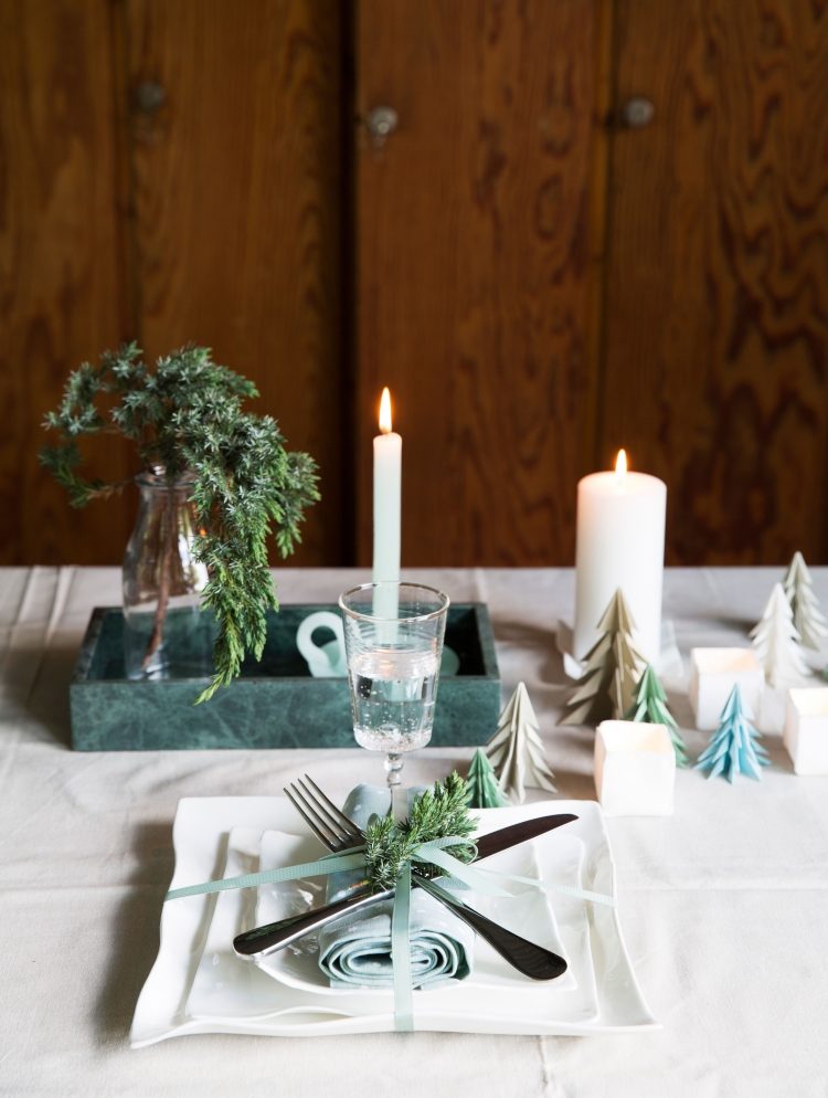 bordsdekoration-jul-gör-det-själv-naturmaterial-ljus-duk-servett-origami-jul-träd