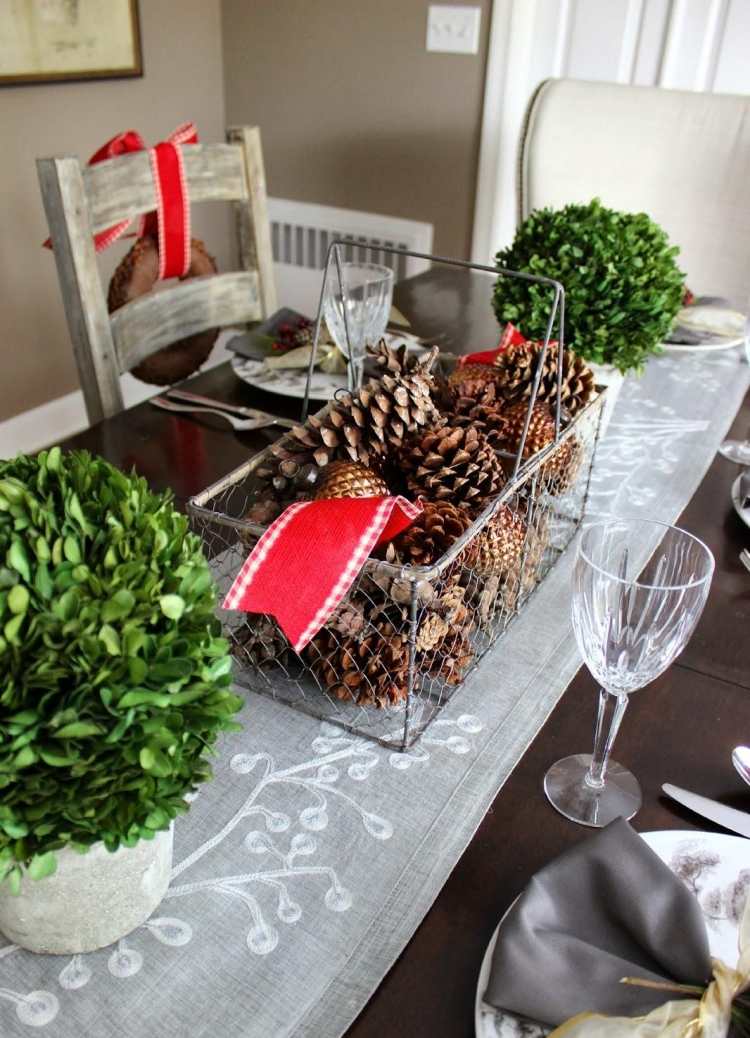 bordsdekoration-jul-gör-det-själv-kottar-lådor-träd-små-växt-krukor-bordslöpare