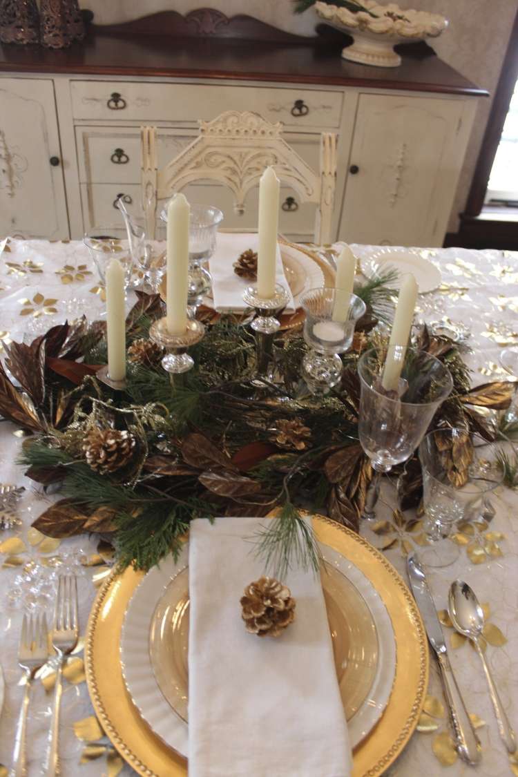 bordsdekoration-jul-gör-det-själv-kottar-guld-ljus-ljusstakar-guldfat
