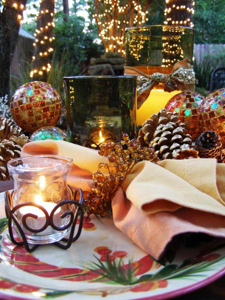 bordsdekoration-jul-gör-det-själv-kottar-ljus-vackra-dekorera-utomhus-lampor