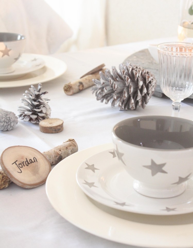 bordsdekoration-jul-gör-det-själv-kottar-silver-stjärnor-vit-träskiva