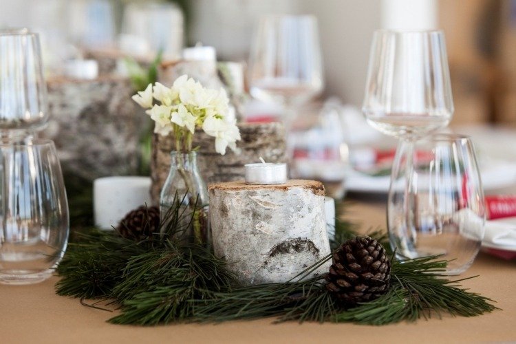 bordsdekoration-jul-gör-det-själv-kottar-gran-grenar-i mittbordet-glas-björk