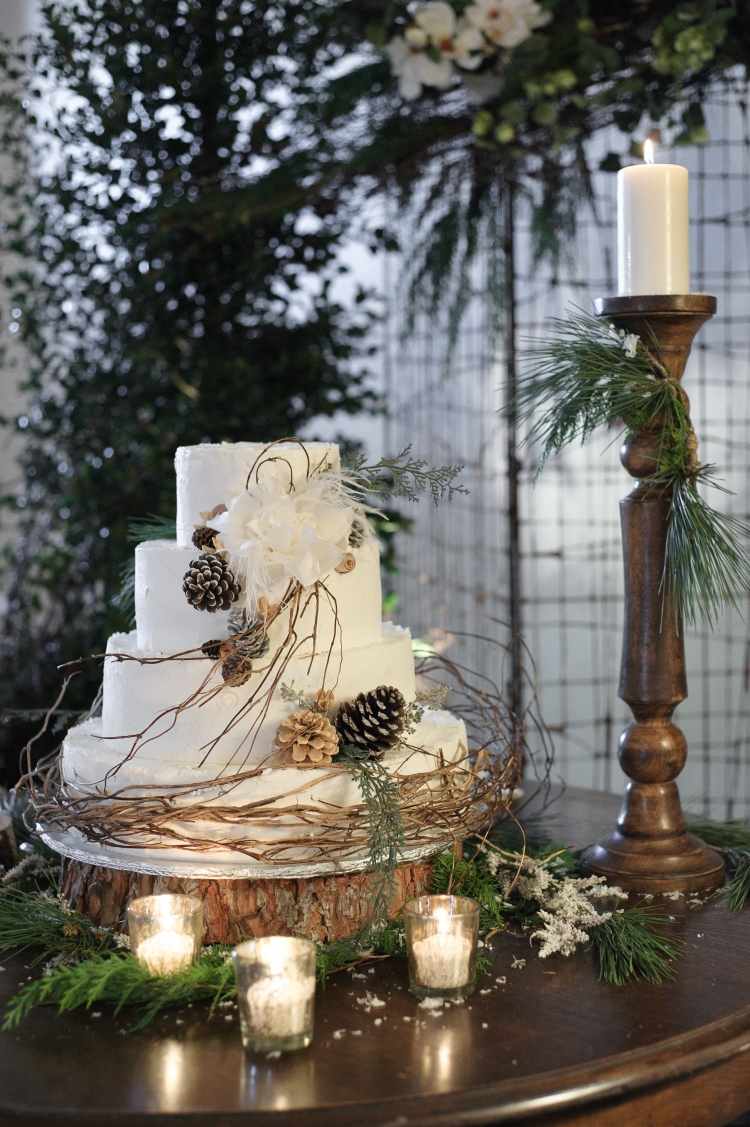 bordsdekoration-jul-gör-det-själv-kottar-kaka-vit-ljusstake-trä-lyktor