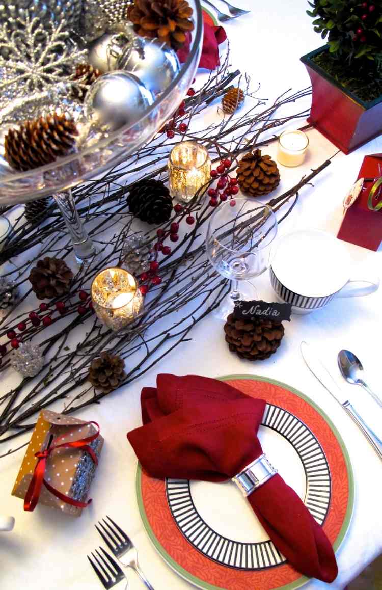 bordsdekoration-jul-gör-det-själv-kottar-kvistar-röd-tyg-servettlyktor