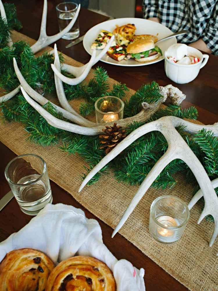 bordsdekoration-jul-gör-det-själv-horn-granar-konstgjorda bordslöpare-säck-träbord