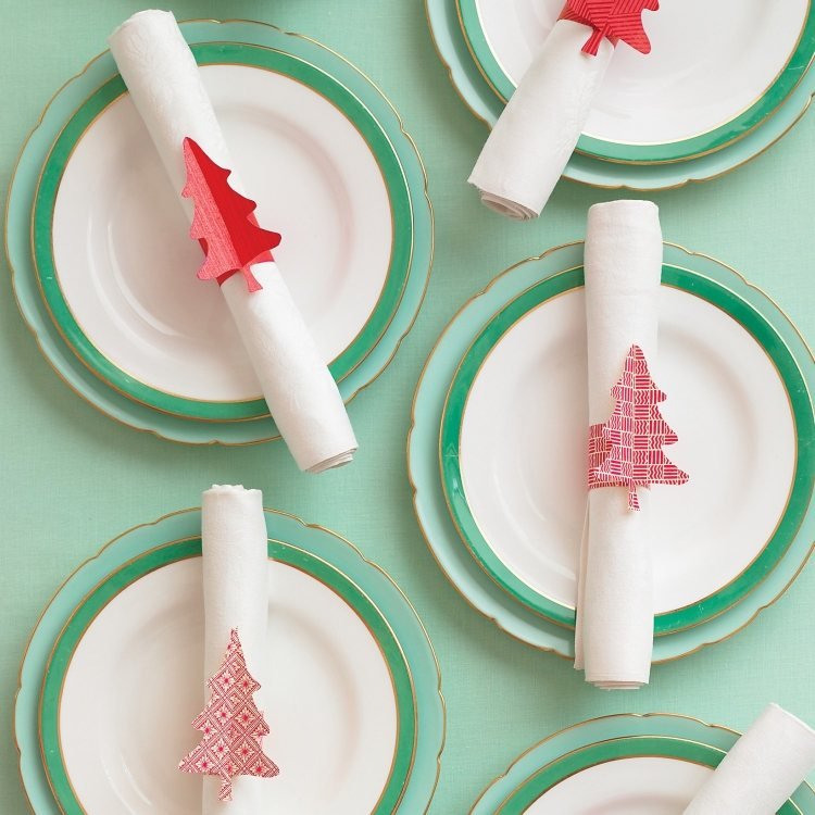 bordsdekoration-jul-gör-det-själv-servett-ringar-tinker-jul-träd-röda tallrikar