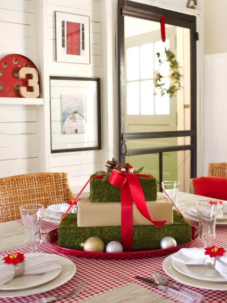 bordsdekoration-jul-gör-det-själv-presenter-bricka-röda-jul-bollar-bordsduk-rutig