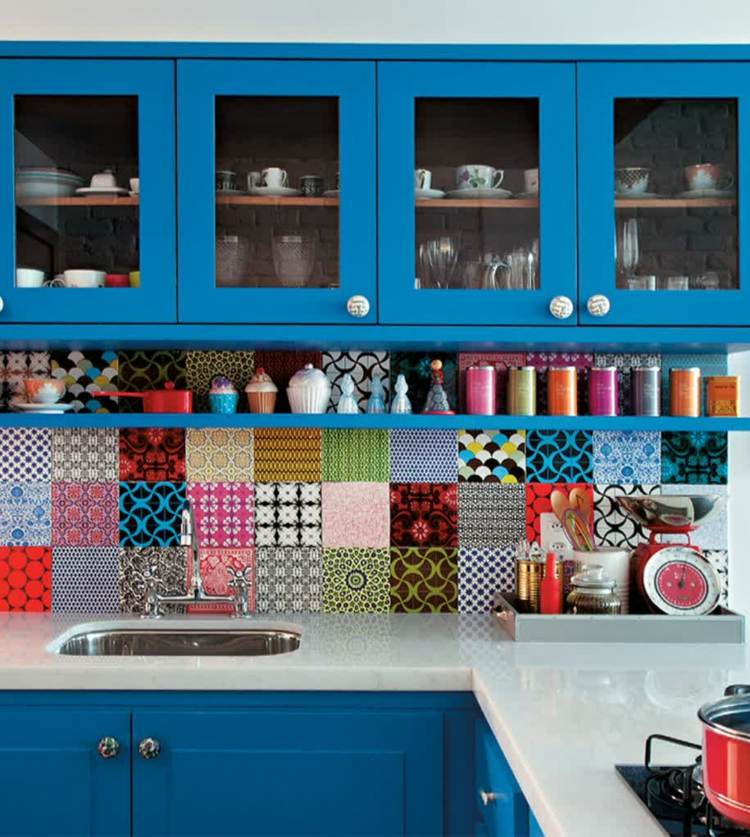 kreativa vackra kök idéer färgglada kakel kaklade spegel blå kök