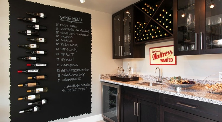 kreativa vackra kök idéer tavla vägg vinflaskor svarta skåp moderna