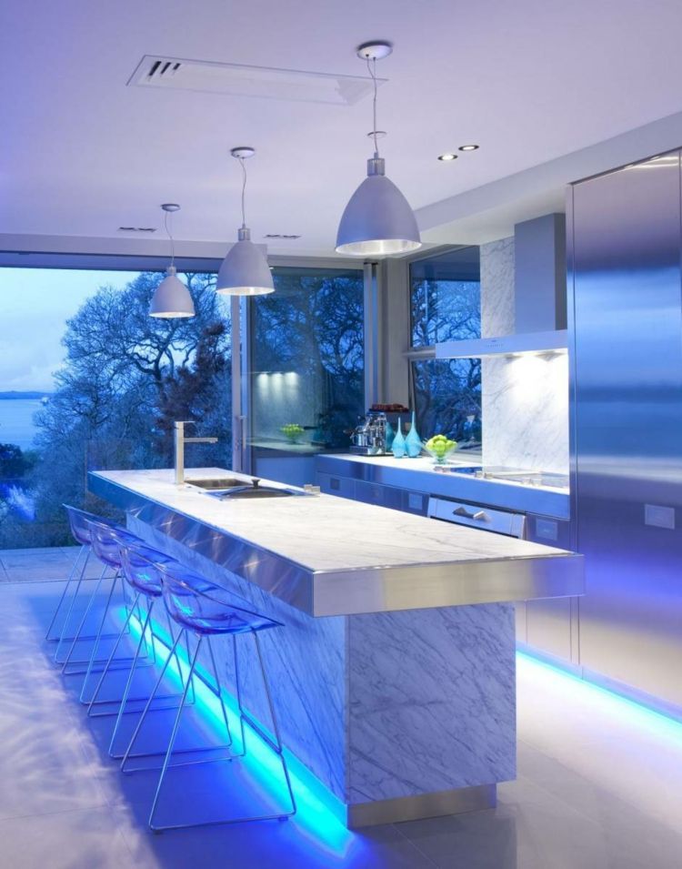 kreativa vackra kök idéer glass tema blå belysning marmor