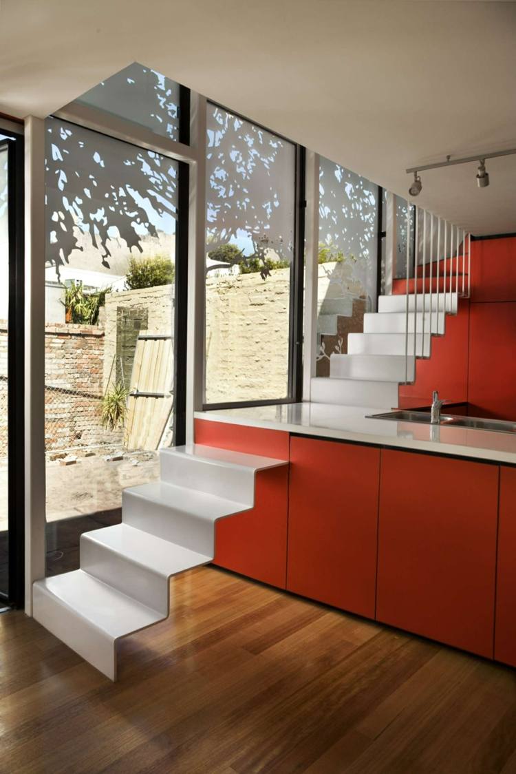 kreativa och vackra köksidéer multifunktionella orange och vita trappor
