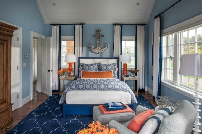 väggdesign i sovrummet blå vit maritim lax hög säng