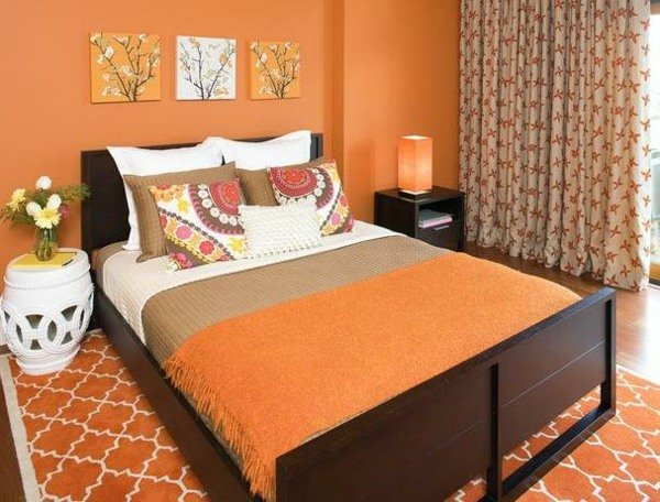orange färg sovrum vägg design bruna möbler