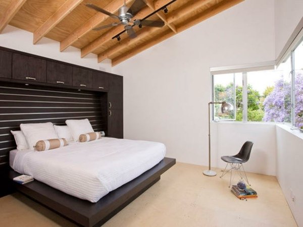 Säng garderob vita väggar modern inredning hopfällbar säng
