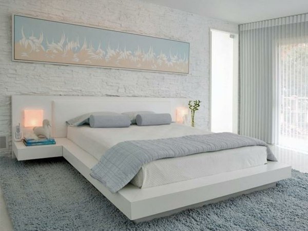 ljusblått sovrum naturstenvägg vit färgbild
