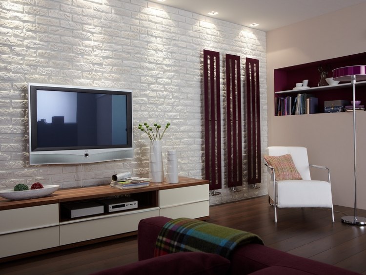 väggdesign-vardagsrum-vit-tegel-optik-väggmonterad-tv